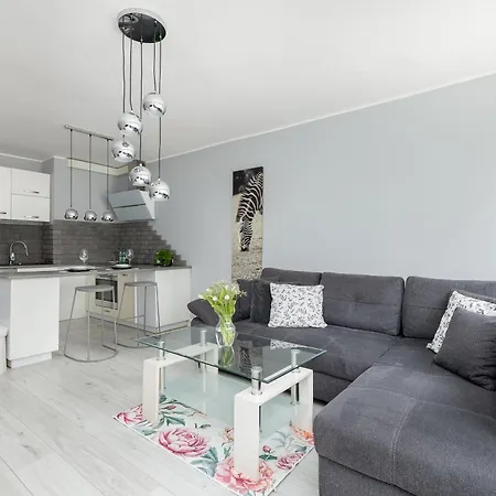 9 Maja Bright By Bookinghost