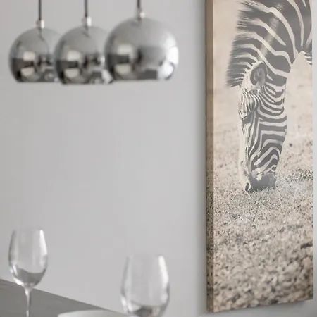 9 Maja Bright By Bookinghost