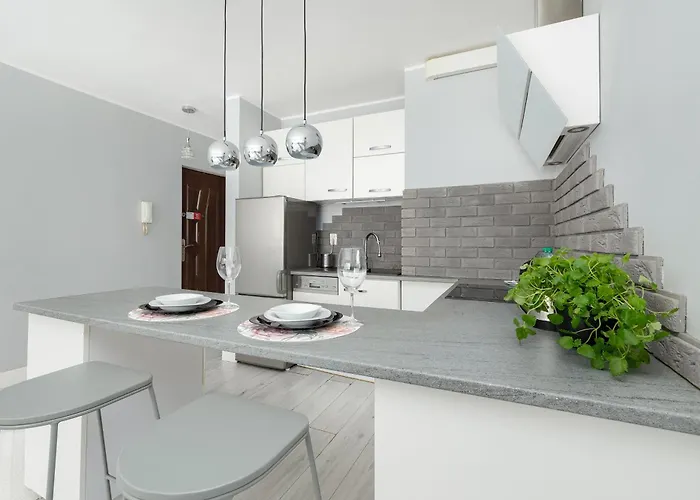 9 Maja Bright By Bookinghost